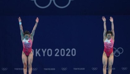 为彼此戴上闪耀的金牌 施廷懋与王涵赛后感慨万千