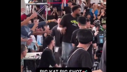 唐斯中国行惊喜邂逅小卡，即兴三分对决点燃现场