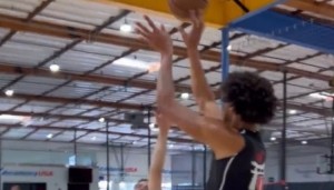 转型空间型内线？湖人博主晒海斯训练视频 三分出手连续命中