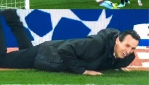 官网注册-给急坏了！孔萨错失绝佳头球，埃梅里抱头直接趴地上了