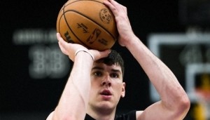 英雄联盟官方赛事官网-白人射手湖人官推晒拉拉维亚训练照：杰克在训练馆